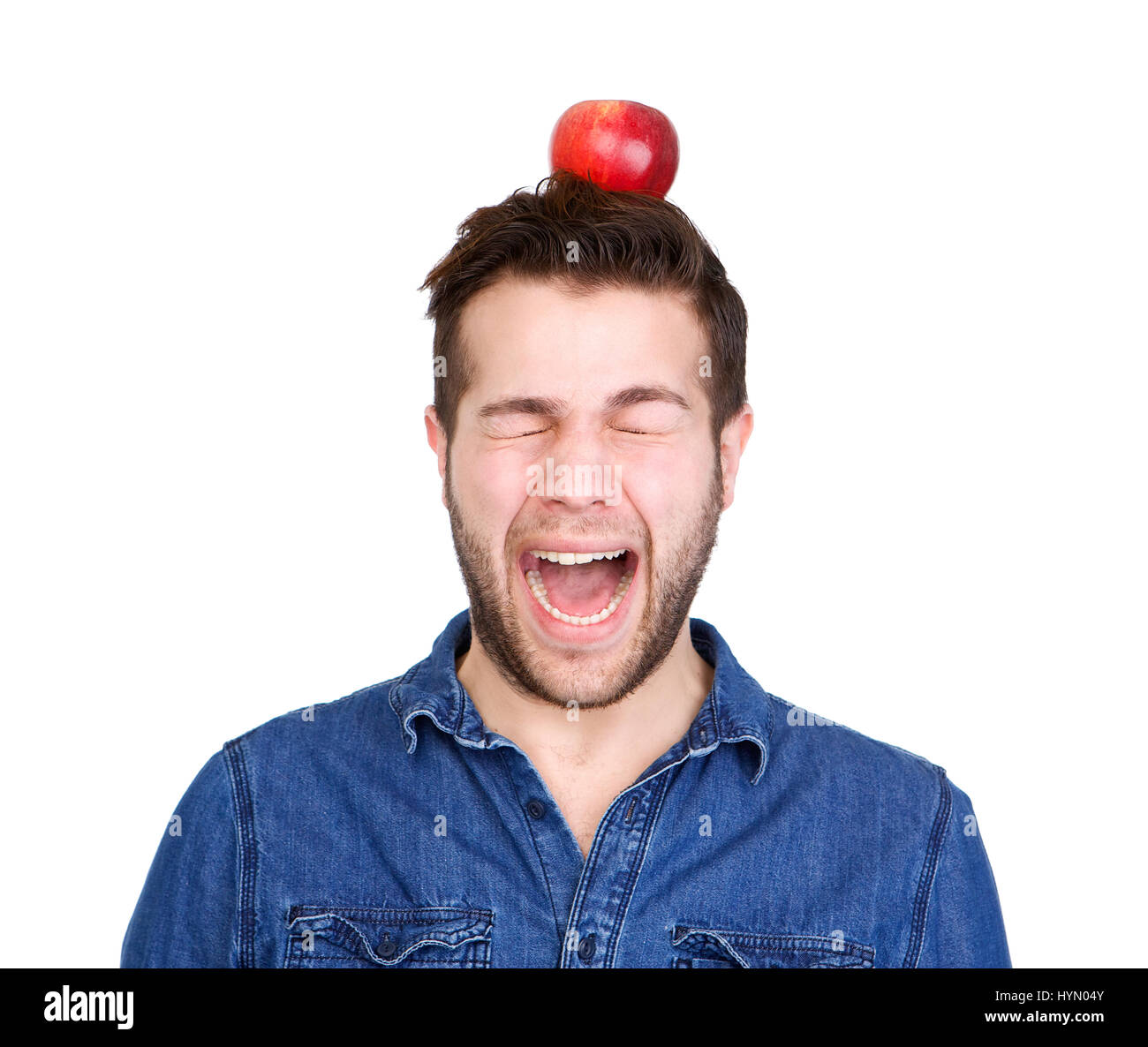 Portrait d'un jeune homme effrayé avec apple on head Banque D'Images