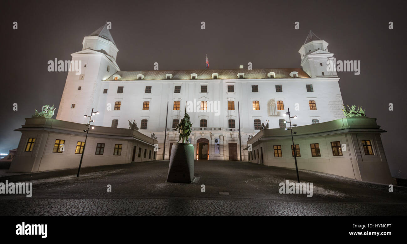 Le château de Bratislava dans une nuit d'hiver enneigé Banque D'Images