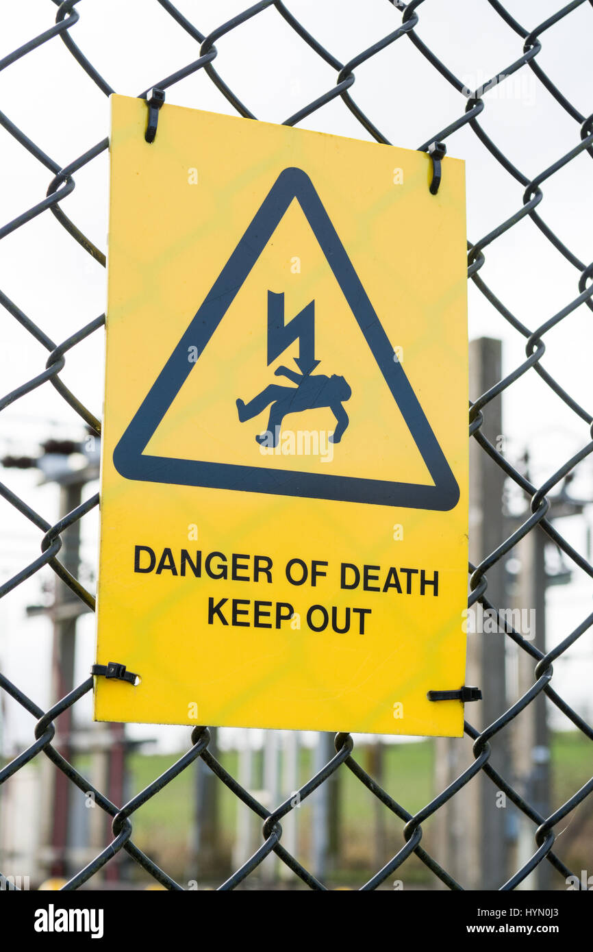 Danger de mort Garder hors panneau jaune Banque D'Images