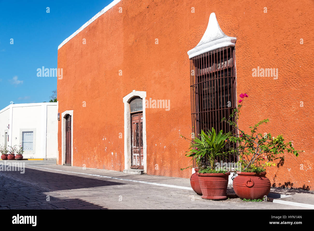 Les plantes en pots et historique bâtiments coloniaux à Valladolid, Mexique Banque D'Images