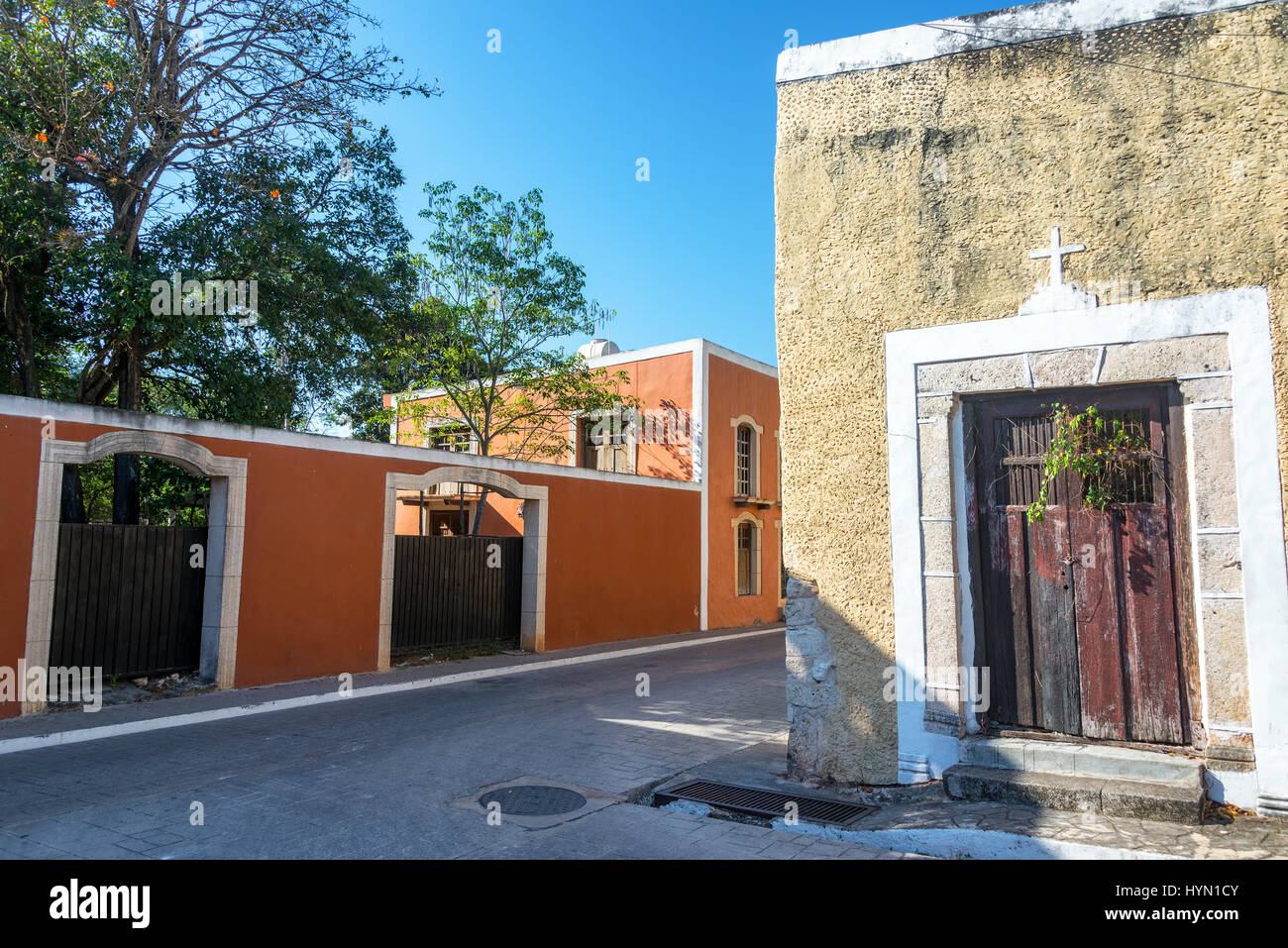 Vue sur rue dans le quartier historique de la ville coloniale de Valladolid, Mexique Banque D'Images