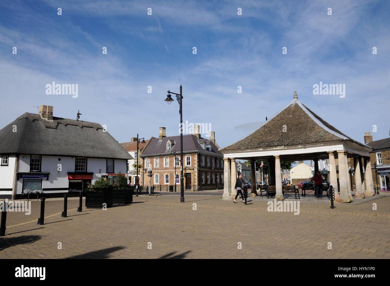 Croix de beurre, Place du marché, Whittlesey, Cambridgeshire, est un marché libre du 17e siècle maison avec un toit et être Collyweston colonnes de pierre. Banque D'Images