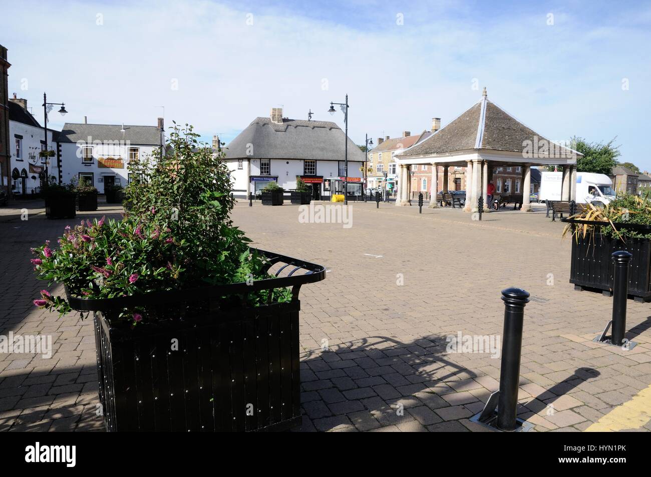 Croix de beurre, Place du marché, Whittlesey, Cambridgeshire, est un marché libre du 17e siècle maison avec un toit et être Collyweston colonnes de pierre. Banque D'Images