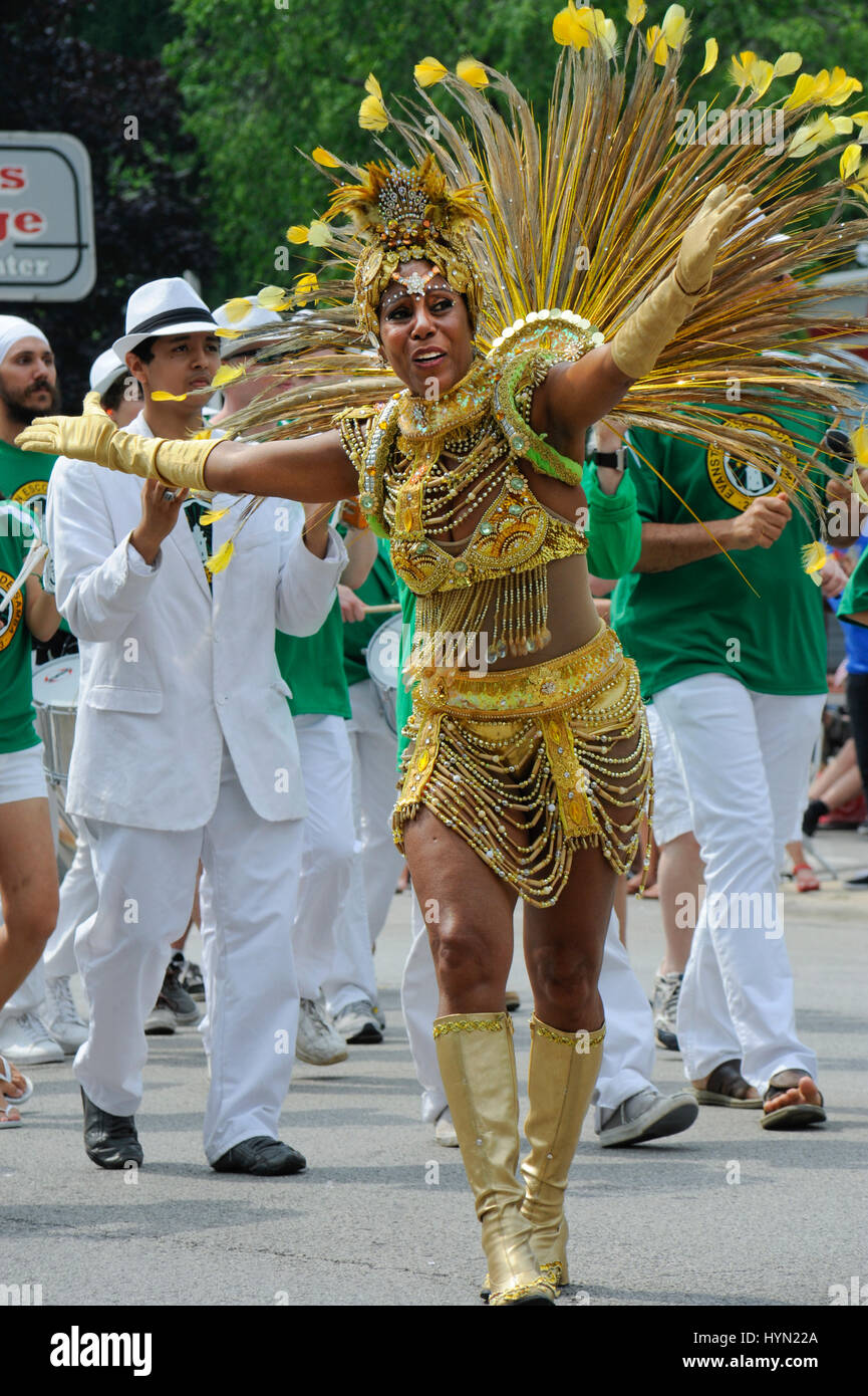 Evanston Escola de Samba dans un défilé du 4 juillet à Evanston, Illinois Banque D'Images