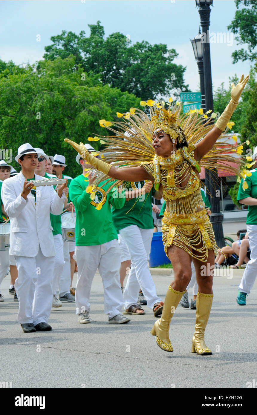 Evanston Escola de Samba dans un défilé du 4 juillet à Evanston, Illinois Banque D'Images