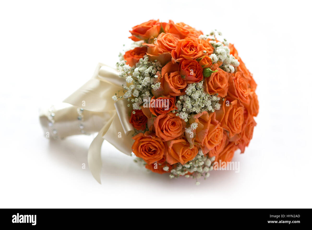 Mariage bouquet composé de roses orange sur blanc Banque D'Images