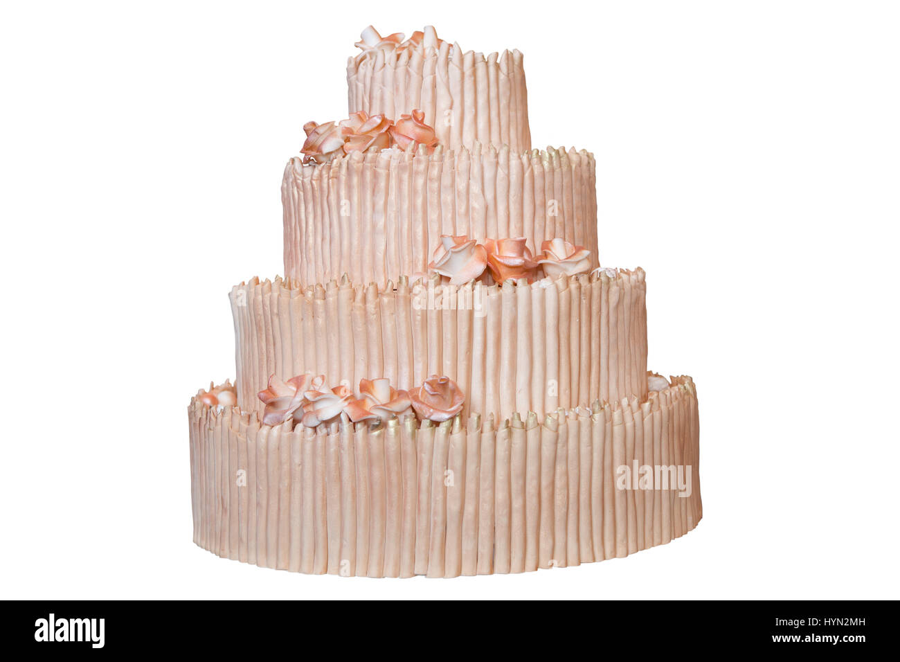 Gâteau de mariage élégant avec des fleurs beiges, isolated on white Banque D'Images