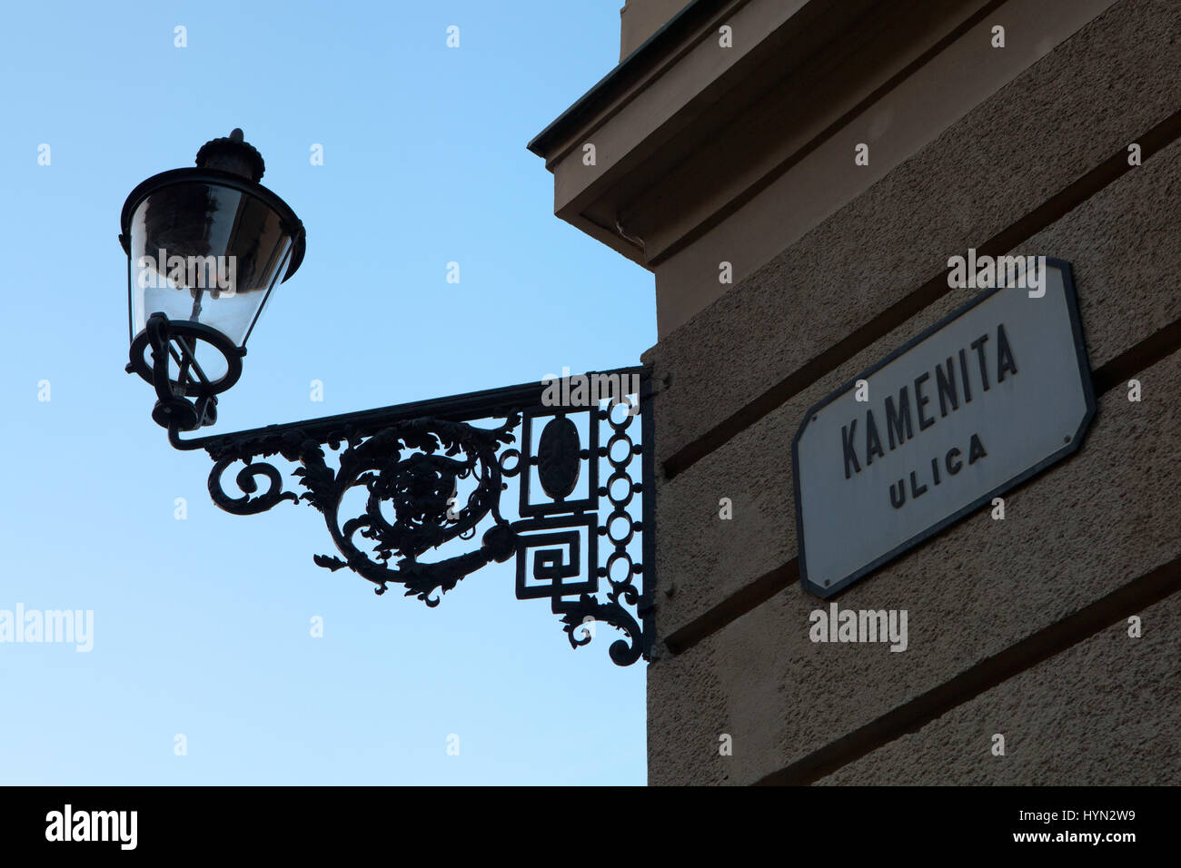 Ancienne lampe à gaz sur le mur de la rue ulica Kamenita Kamenita (en  croate) à Zagreb, Croatie Photo Stock - Alamy