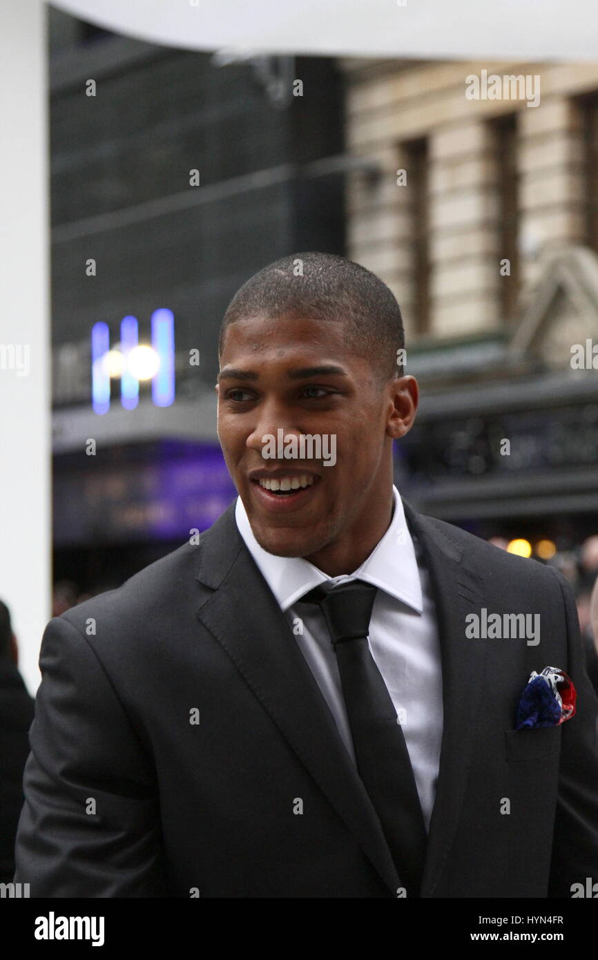 ANTHONY JOSHUA à Leicester Square à Londres. Banque D'Images