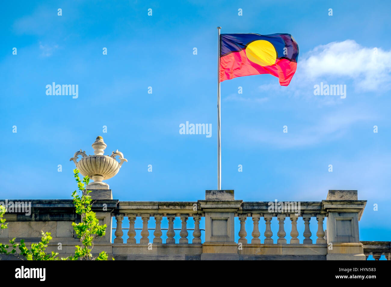Drapeau aborigène installé sur l'ancien Parlement sur North Terrace dans la ville d'Adelaïde Banque D'Images