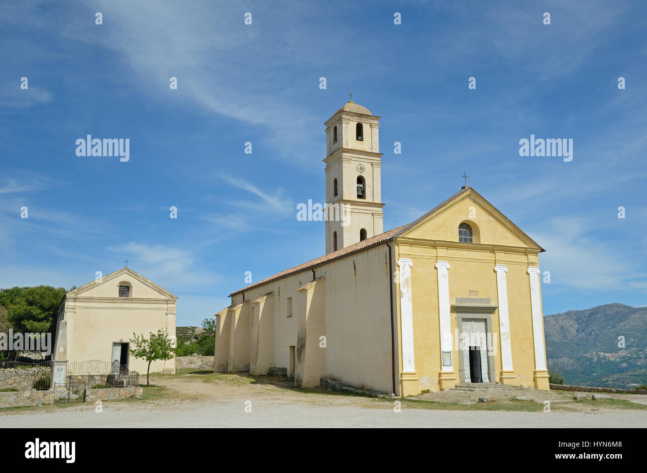 Ancienne église dans le village corse Sant'Antonino Banque D'Images