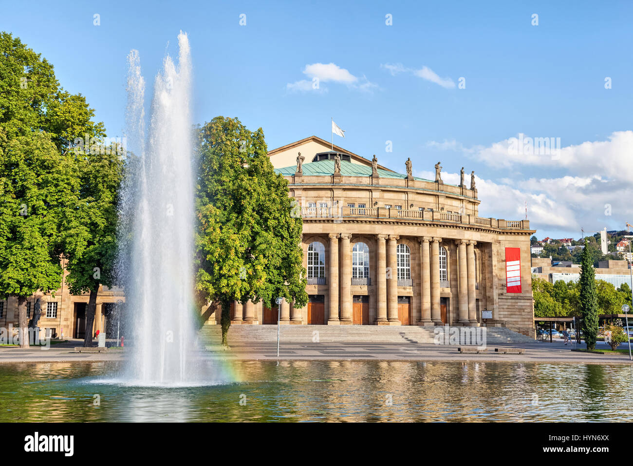 Théâtre d'État de Stuttgart et de fontaine dans le lac Eckensee, Allemagne Banque D'Images