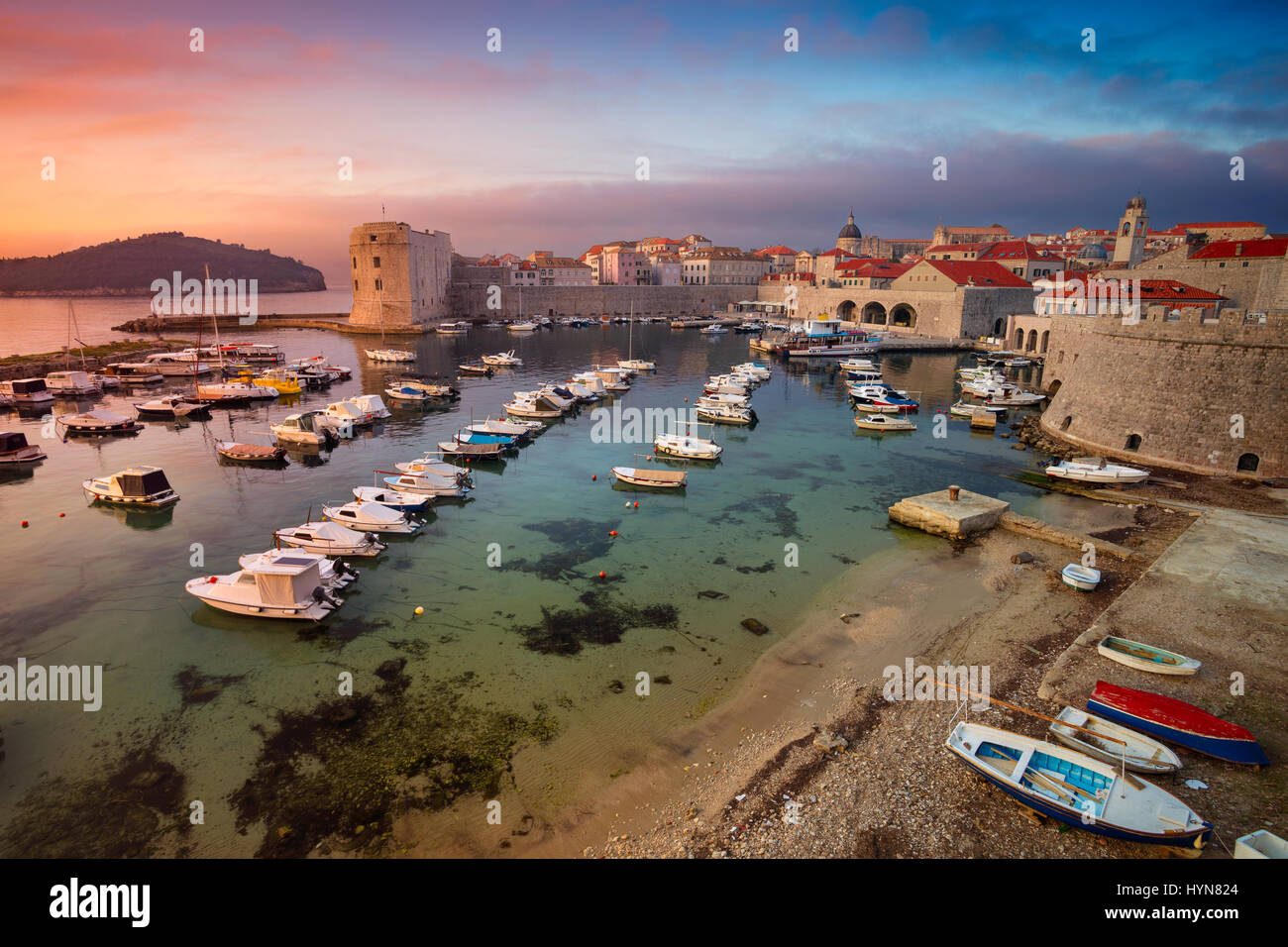 Dubrovnik, Croatie. Belle romantique vieille ville de Dubrovnik pendant le lever du soleil. Banque D'Images