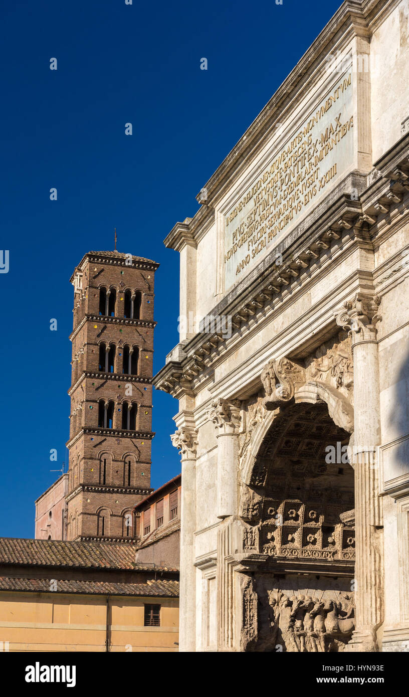 Arc de Titus et Basilica di Santa Francesca Romana à Rome, Italie Banque D'Images