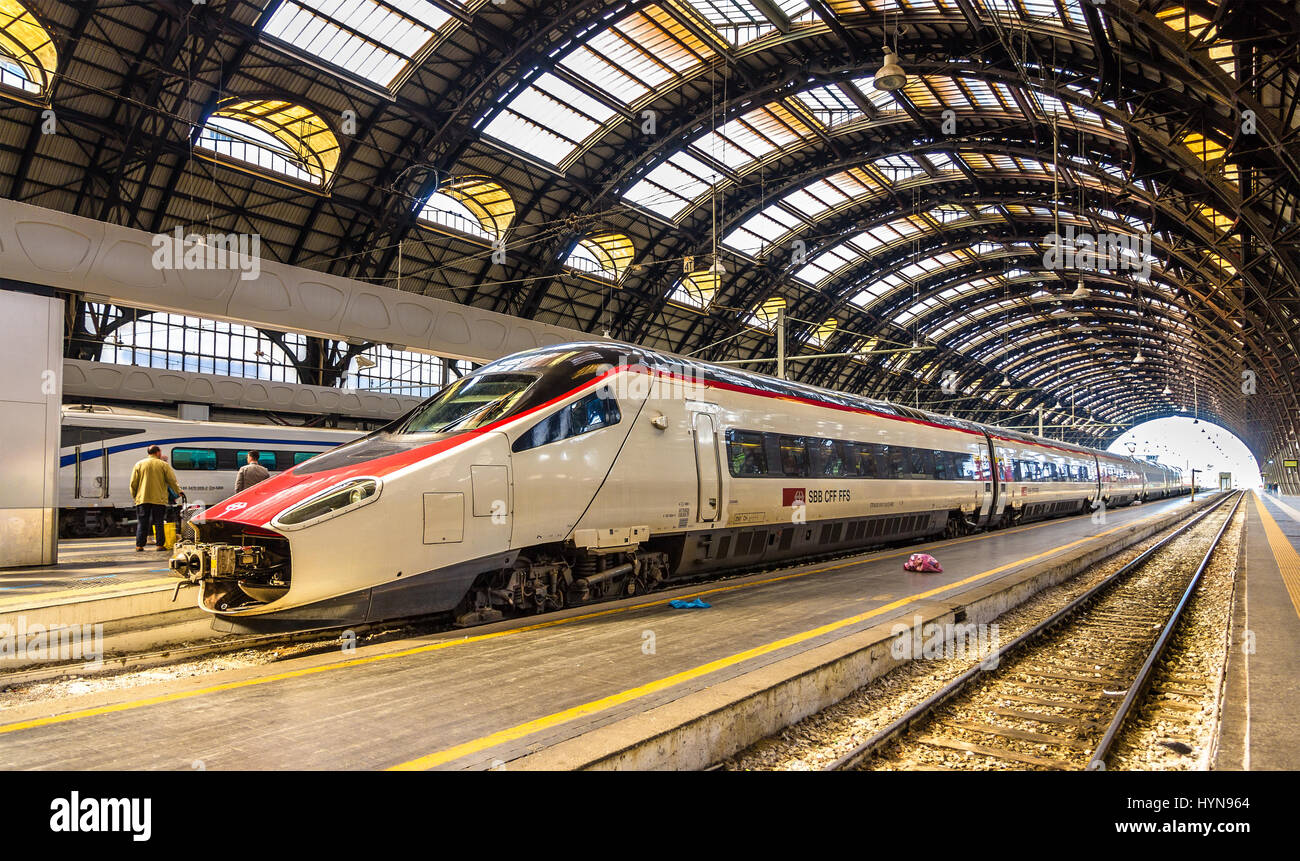 Milan, Italie - 8 mai 2014 : Nouveaux trains pendulaires à grande vitesse Pendolino train à la gare de Milano Centrale. Ce train est administré par SBB CFF FFS - Swiss Fede Banque D'Images