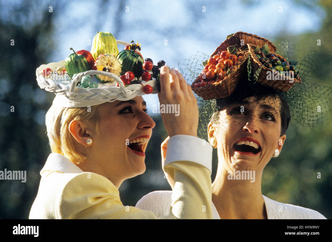 Chapeaux par Philip Somerville modélisée par Laure et Sarah à Londres Octobre 1988 Banque D'Images