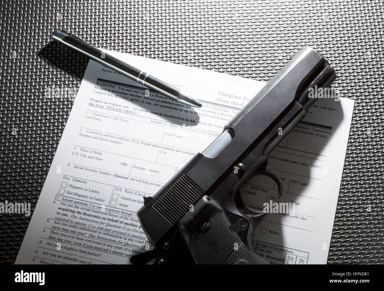 Pistolet et stylo sur les formalités administratives nécessaires pour un  achat d'armes à feu Photo Stock - Alamy
