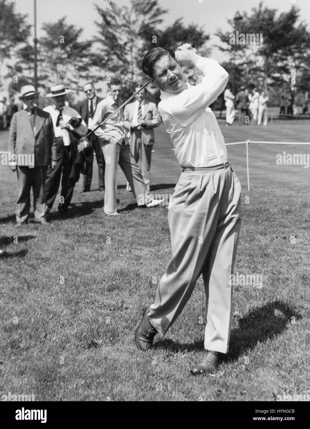 Golfeur professionnel conduite Byron Nelson une balle de golf au cours d'un match d'exhibition. Vers 1940. Banque D'Images