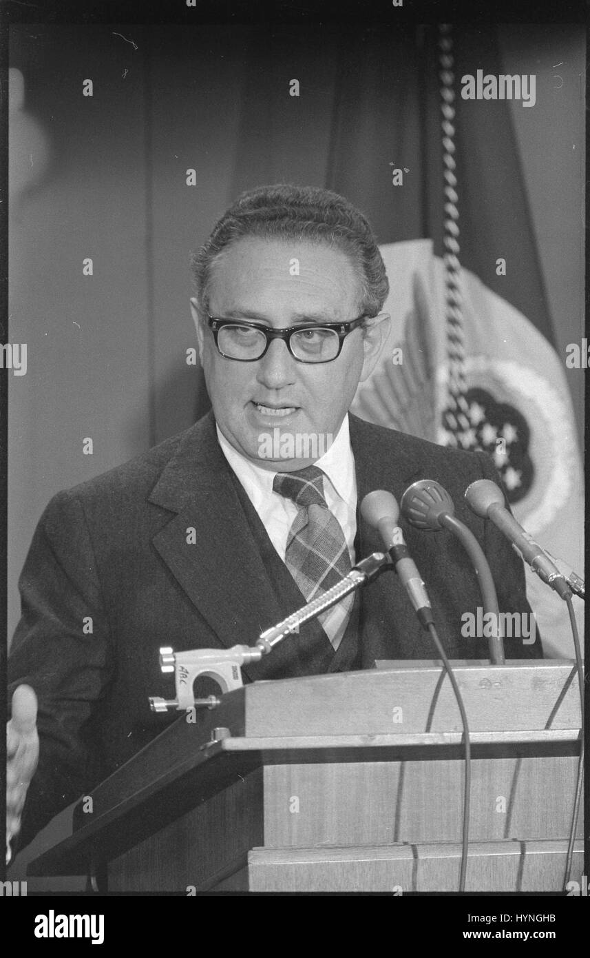 Secrétaire d'État, Henry Kissinger, half-length portrait, debout derrière un podium, s'exprimant lors d'une conférence de presse. Washington, DC, Jan 10, 1975. Photo de Thomas O'Halloran. Banque D'Images