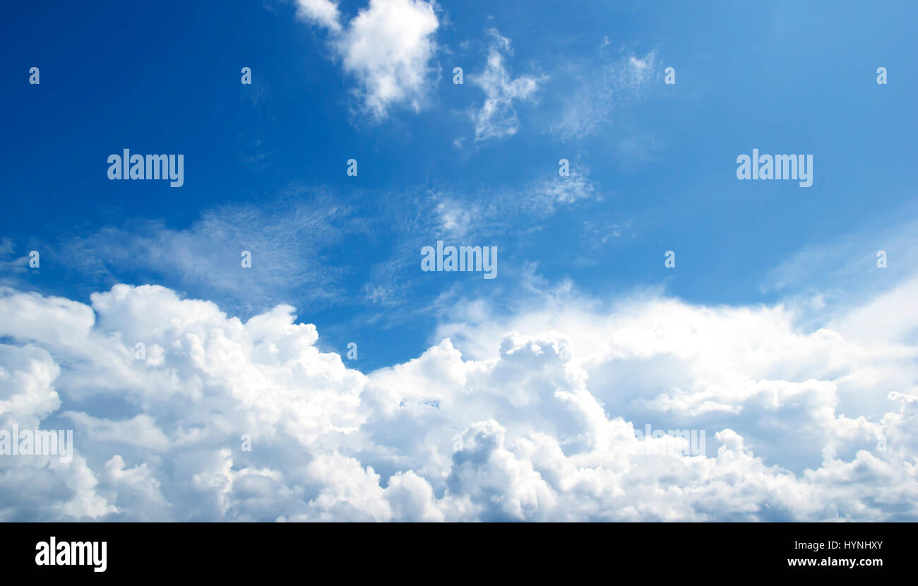 Des nuages blancs de fond de ciel nature abstraite, l'air frais. Banque D'Images