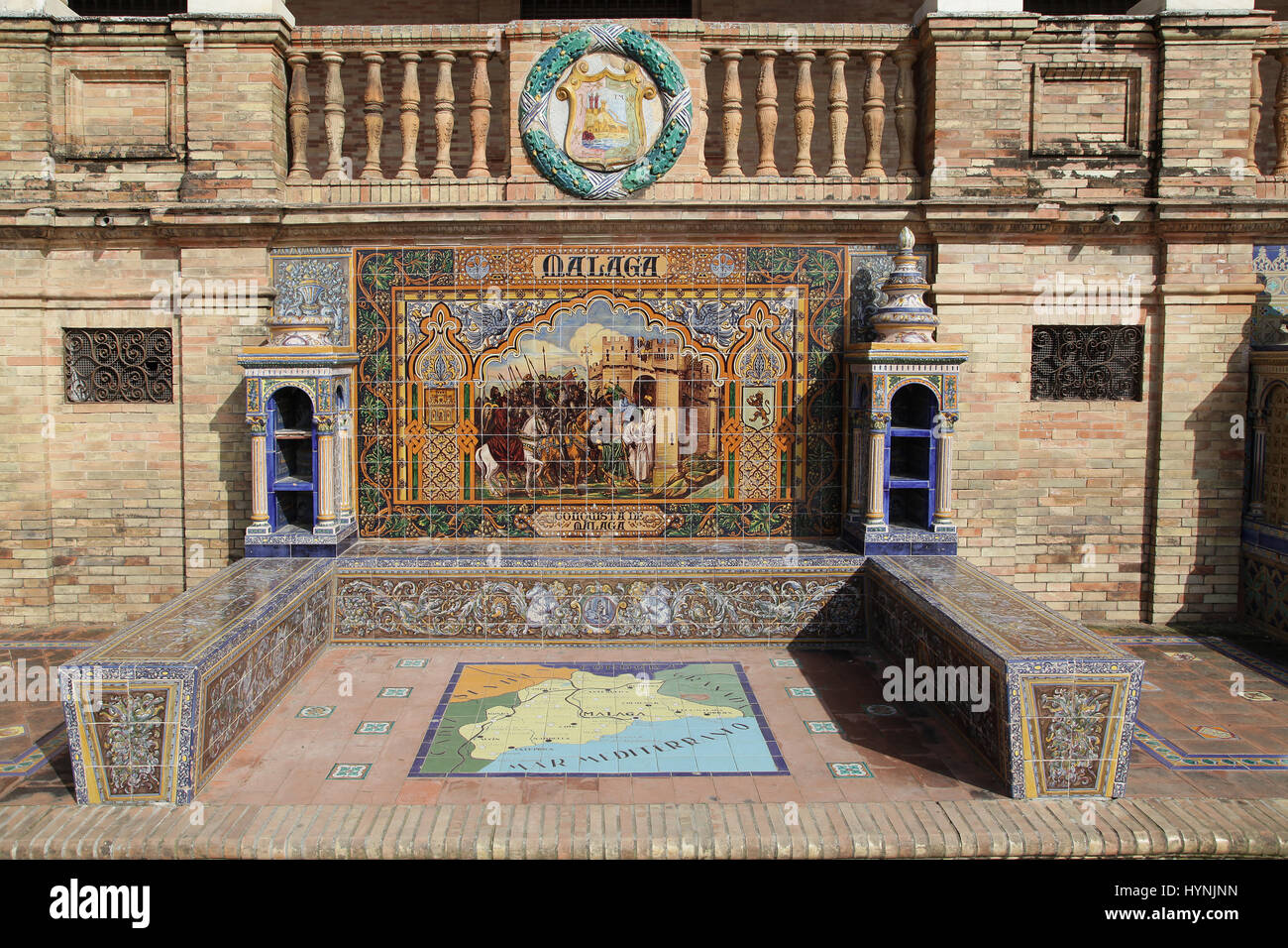 Carrelage Azulejos céramique banc provinciaux ou alcôve de Malaga sur la Plaza de España, dans le Parque de Maria Luisa Séville Séville Espagne Banque D'Images
