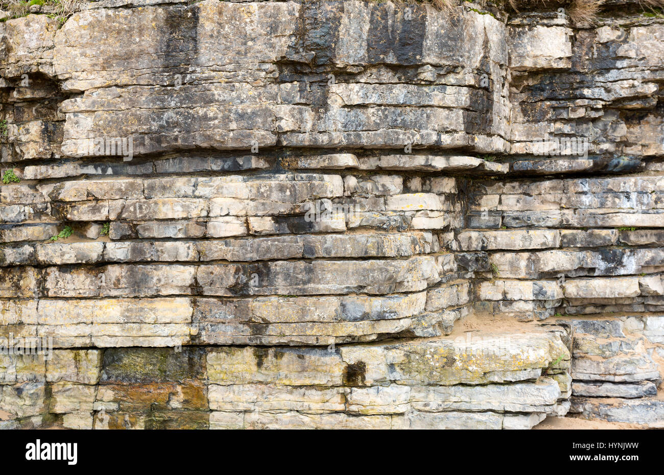 Les couches de roches dans des falaises à Benllech, Anglesey au nord du Pays de Galles Banque D'Images