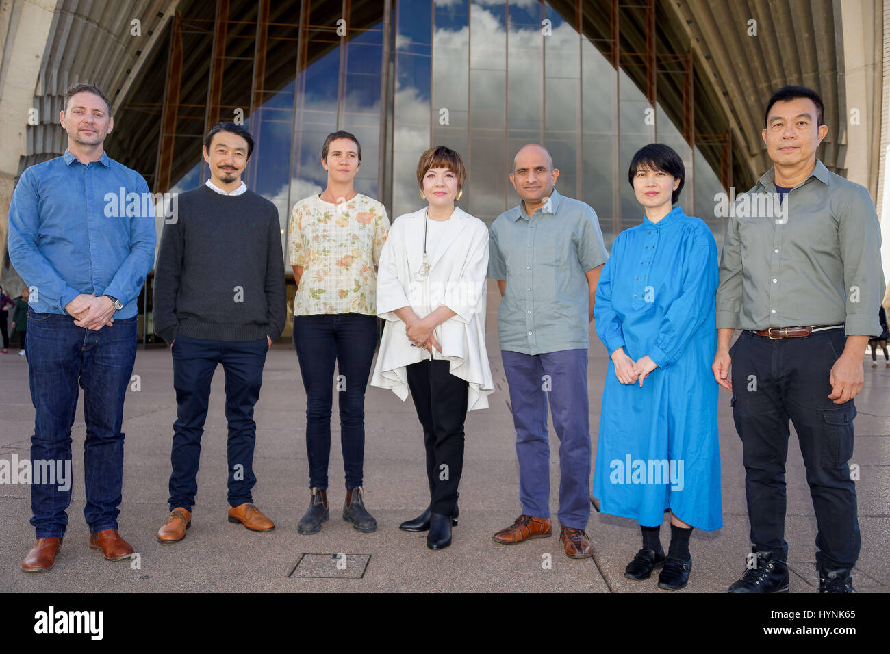 Sydney, Australie. 06 avr, 2017. (L-R) Les artistes Brook Andrew, Koji Ryui, Yasmin Smith, Directeur Mami Kataoka et artistes (N.-É.). Harsha, Rika Noguchi et Wong Hoy Cheong en photo suite à l'inauguration des premiers artistes pour la 21e Biennale de Sydney's 45e exposition anniversray. Credit : Hugh Peterswald/Pacific Press/Alamy Live News Banque D'Images