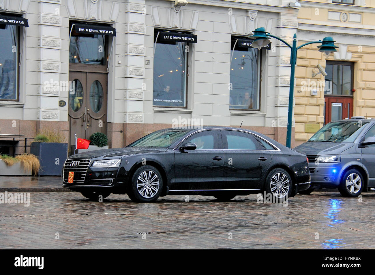 HELSINKI, FINLANDE - le 5 avril 2017 : Le président chinois Xi Jinping et sa délégation pour la déplacer avec Audi A8 près de la place du marché, des pluies dans Helsinki Banque D'Images