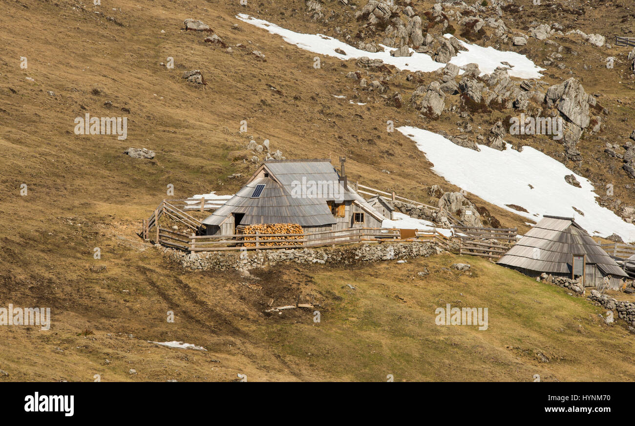 Haut alpage pittoresque Velika Planina et vieux berger en bois traditionnels cottages en Slovénie Banque D'Images