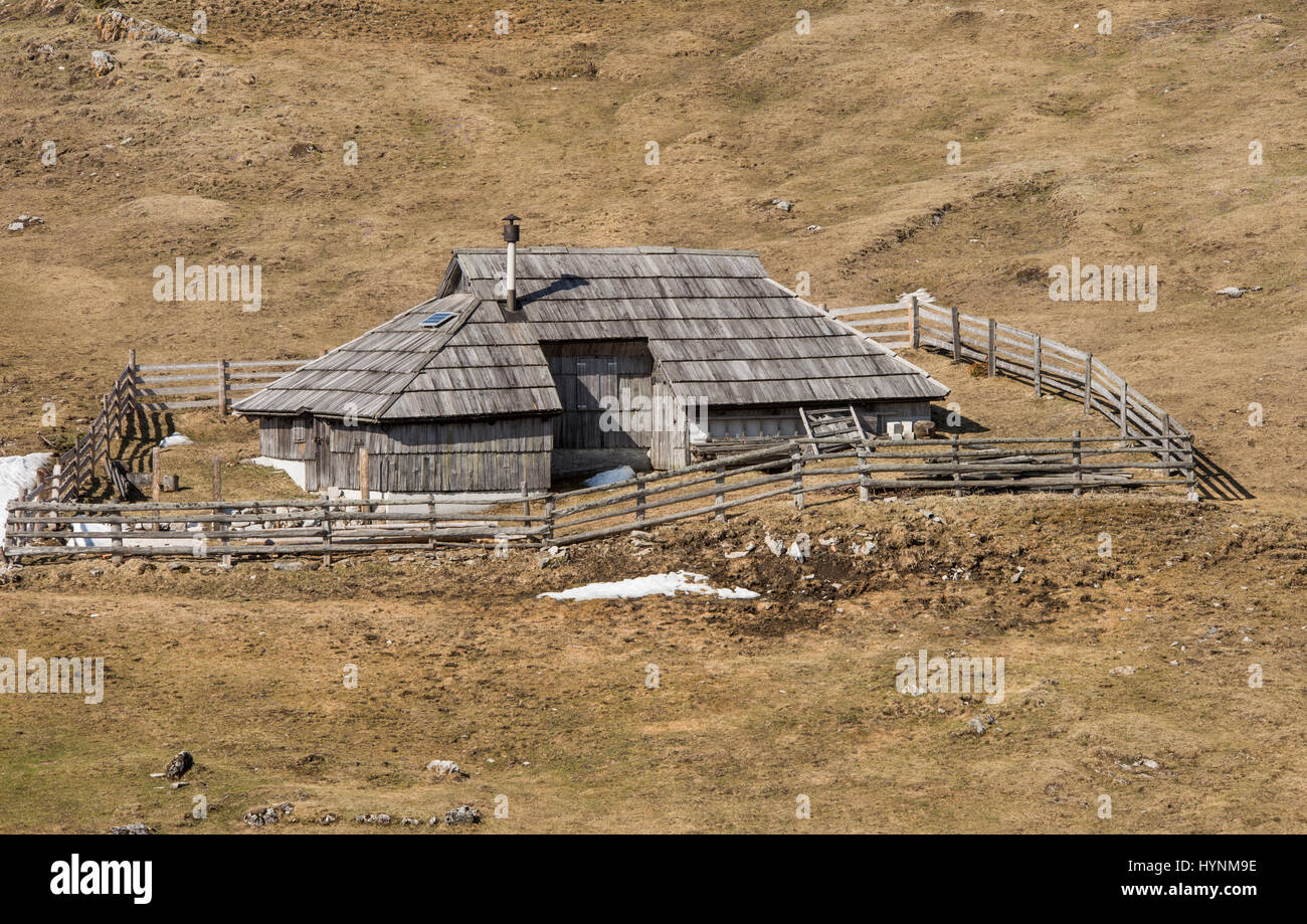 Haut alpage pittoresque Velika Planina et vieux berger en bois traditionnels cottages en Slovénie Banque D'Images