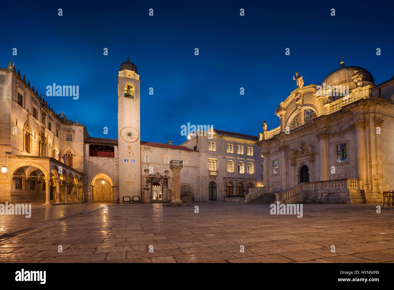 Dubrovnik. Belles rues romantiques de la vieille ville de Dubrovnik pendant le crépuscule heure bleue. Banque D'Images