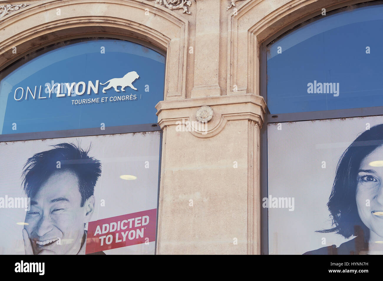 Heureux les individus de ou avec une forte connexion à Lyon en campagne de publicité pour promouvoir la ville, Auvergne-Rhone-Alpes, France, Europe Banque D'Images