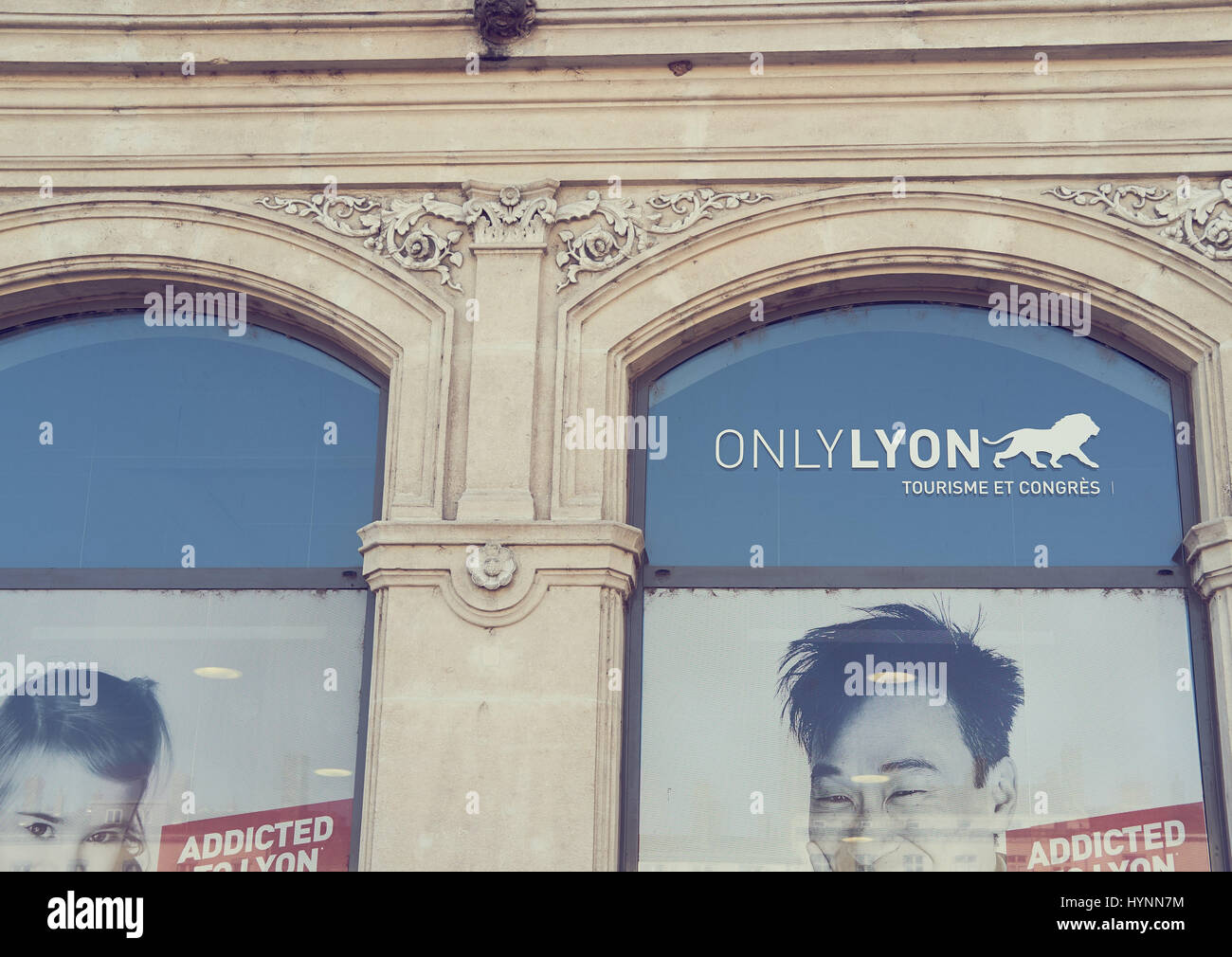 Heureux les individus de ou avec une forte connexion à Lyon en campagne de publicité pour promouvoir la ville, Auvergne-Rhone-Alpes, France, Europe Banque D'Images