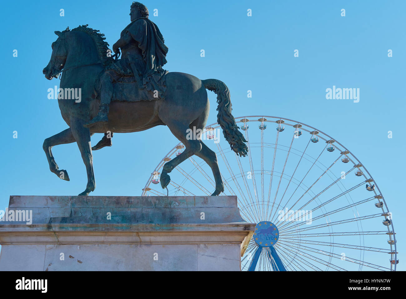 Statue équestre de Louis XIV et la grande roue, Place Bellecour, Lyon, Auvergne-Rhone-Alpes, France, Europe. Banque D'Images