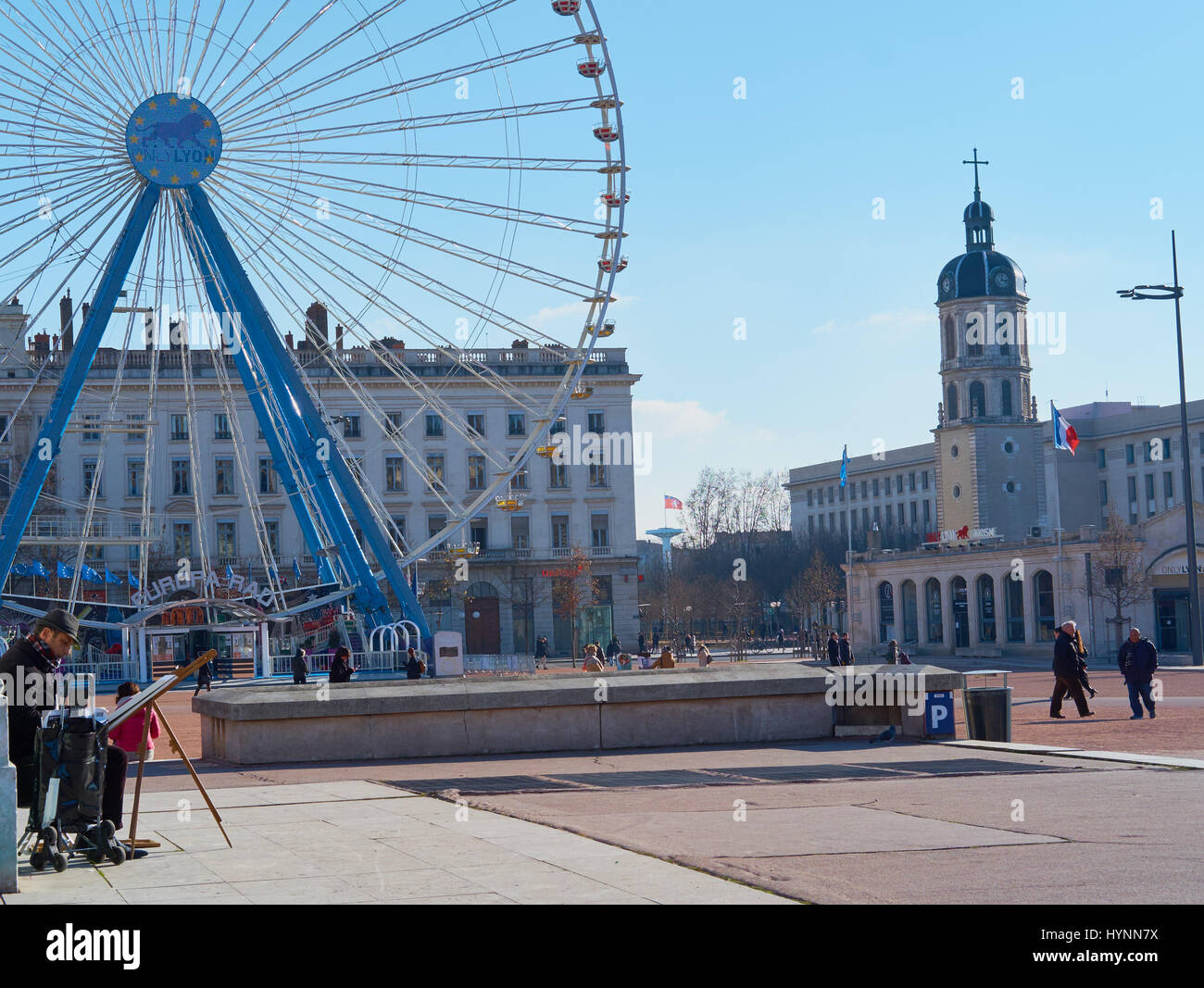 Travail de l'artiste et la grande roue à la Place Bellecour, Lyon, Auvergne-Rhone-Alpes, France, Europe. Banque D'Images