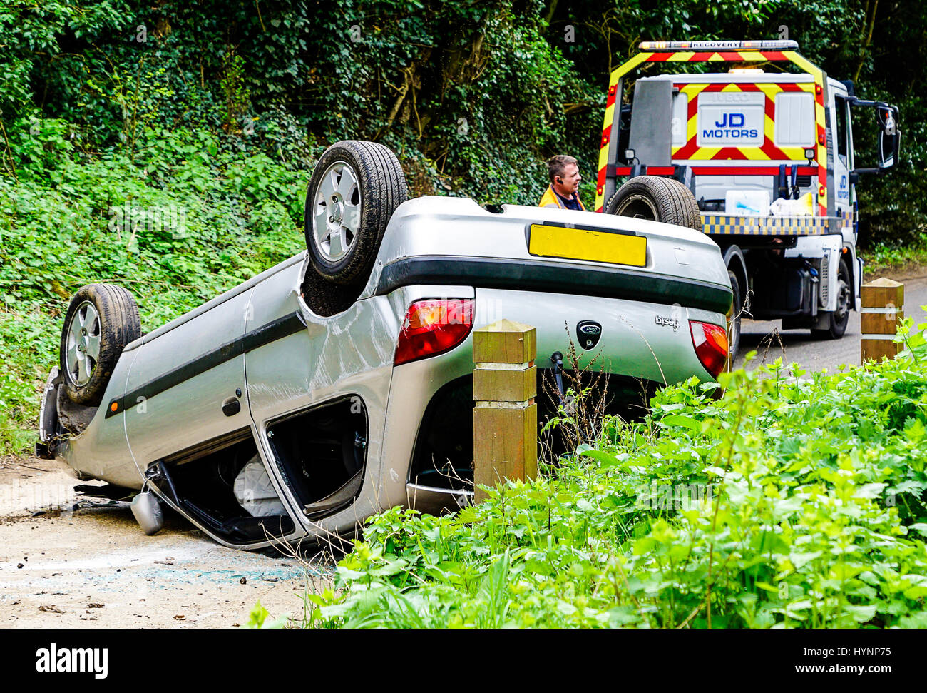 Tuesley Lane, Godalming. Le 04 avril 2017. Un grave accident de la route à Godalming, Surrey. Les services d'urgence en cas d'incident sur une route rurale. Banque D'Images