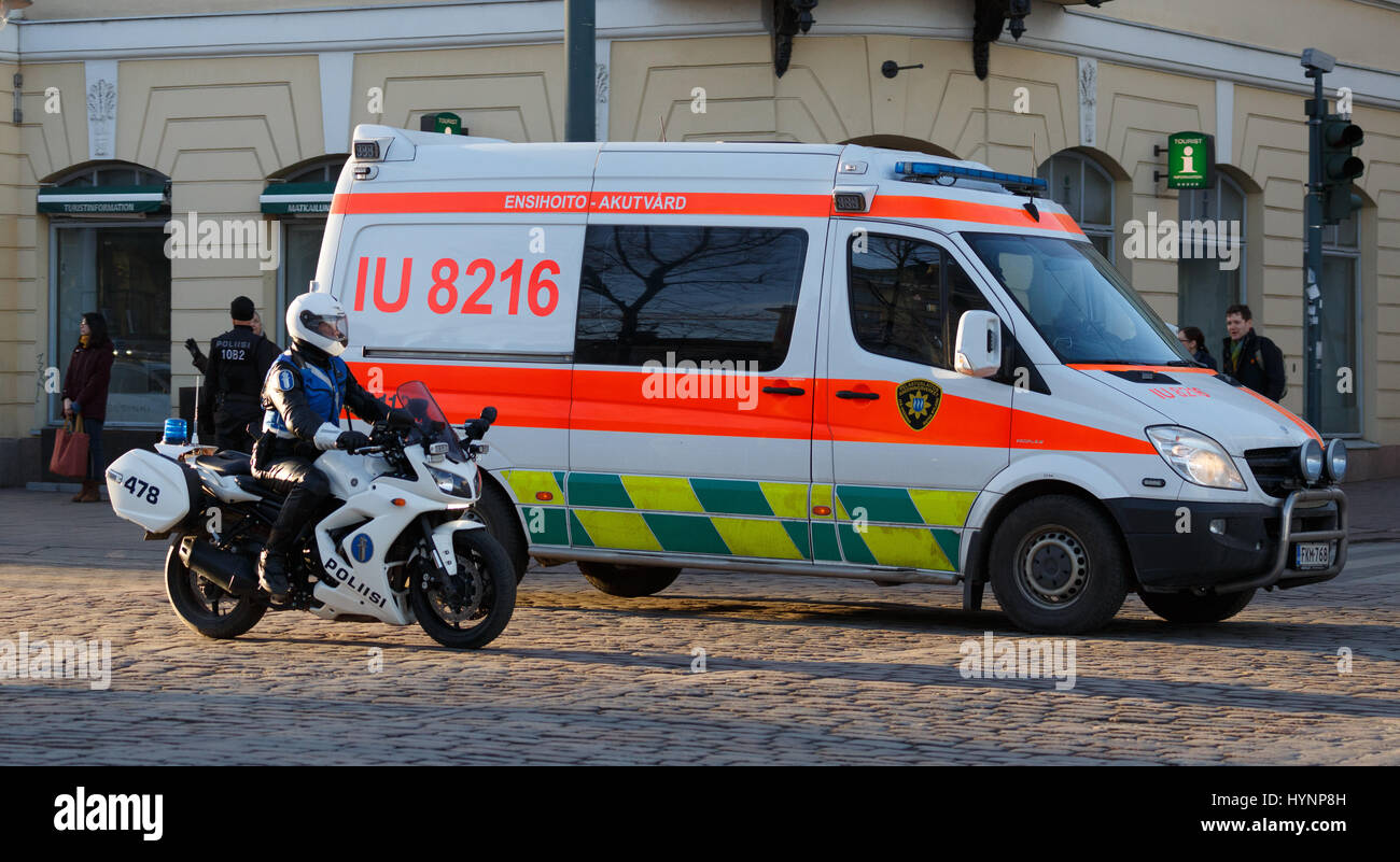 Helsinki, Finlande. 5 avril, 2017. Policier à moto et de soins intensifs d'assurer la sécurité de l'ambulance le président Xi Jinping Crédit : Hannu Mononen/Alamy Live News Banque D'Images