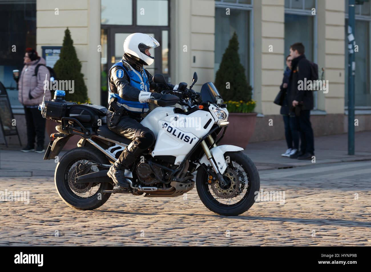 Helsinki, Finlande. 5 avril, 2017. Policier moto assure la sécurité du président Xi Jinping Crédit : Hannu Mononen/Alamy Live News Banque D'Images