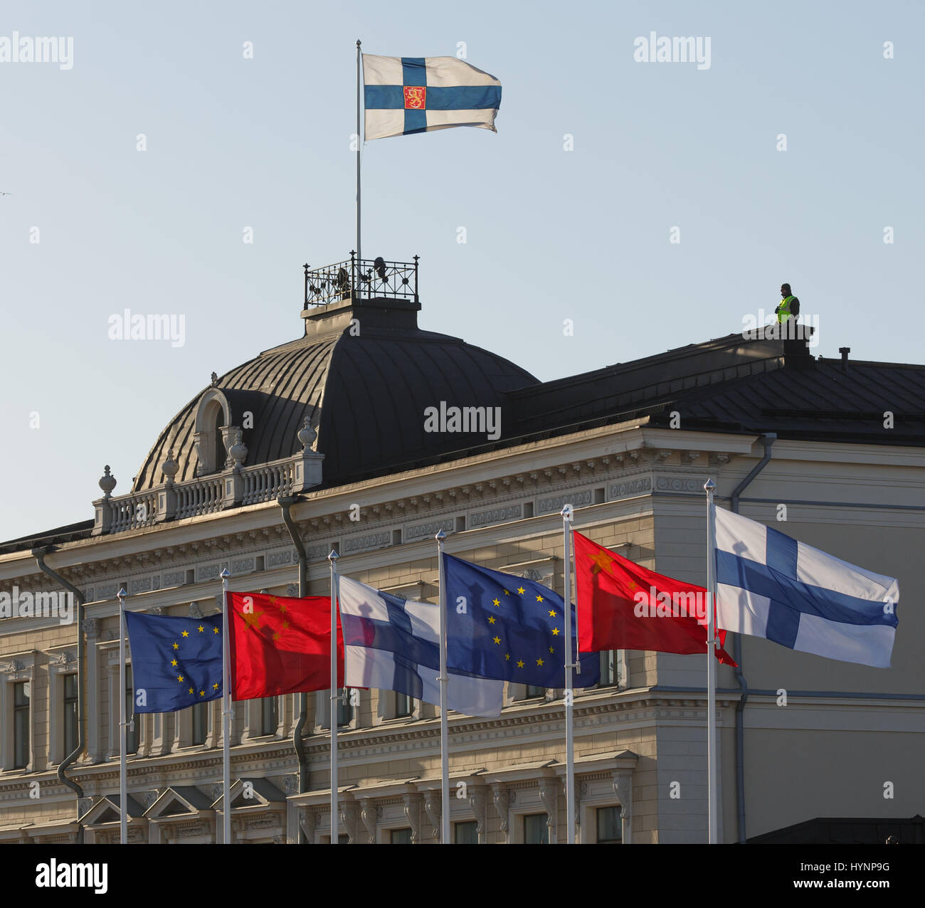 Helsinki, Finlande. 5 avril, 2017. Les pavillons de la Chine, la Finlande et l'UE décorer le Palais présidentiel à Helsinki : Hannu Mononen Crédit/Alamy Live News Banque D'Images