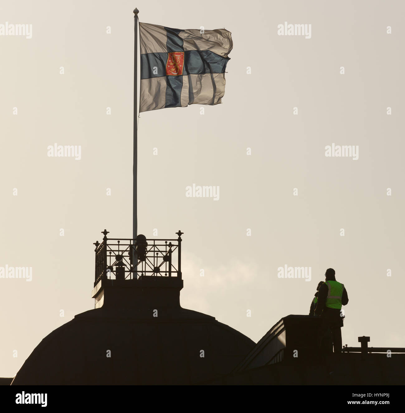 Helsinki, Finlande. 5 avril, 2017. Observateur de la police sur un toit fonctionne pour les arrangements de sécurité à Helsinki : Hannu Mononen Crédit/Alamy Live News Banque D'Images