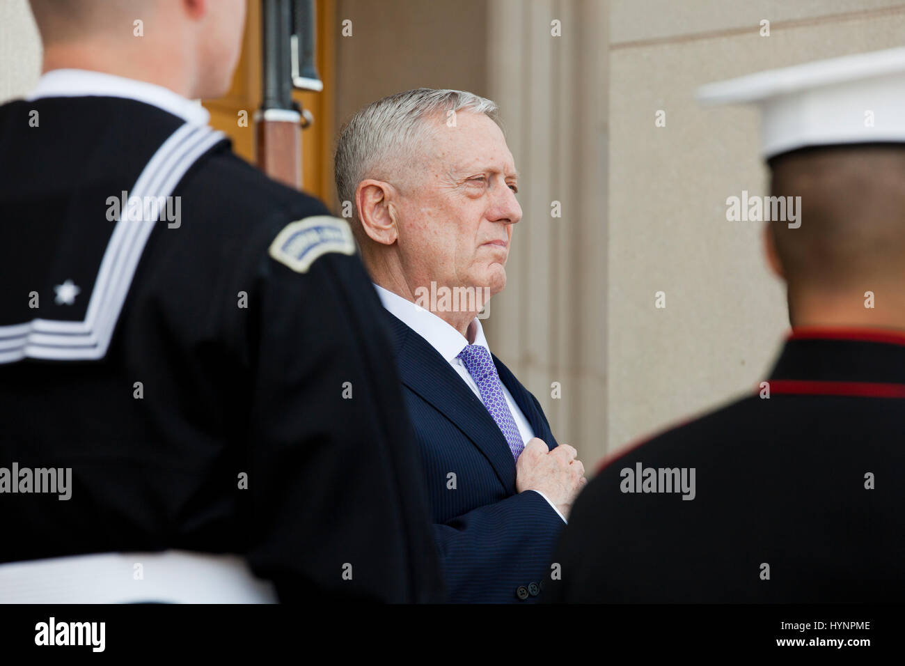 Avril 05, 2017, Washington, DC USA : Secrétaire de la défense de l'Égypte se félicite Jim Mattis président, Son Excellence Abdel Fattah al-Sisi, pour le pentagone.Credit : B Christopher/Alamy Live News Banque D'Images