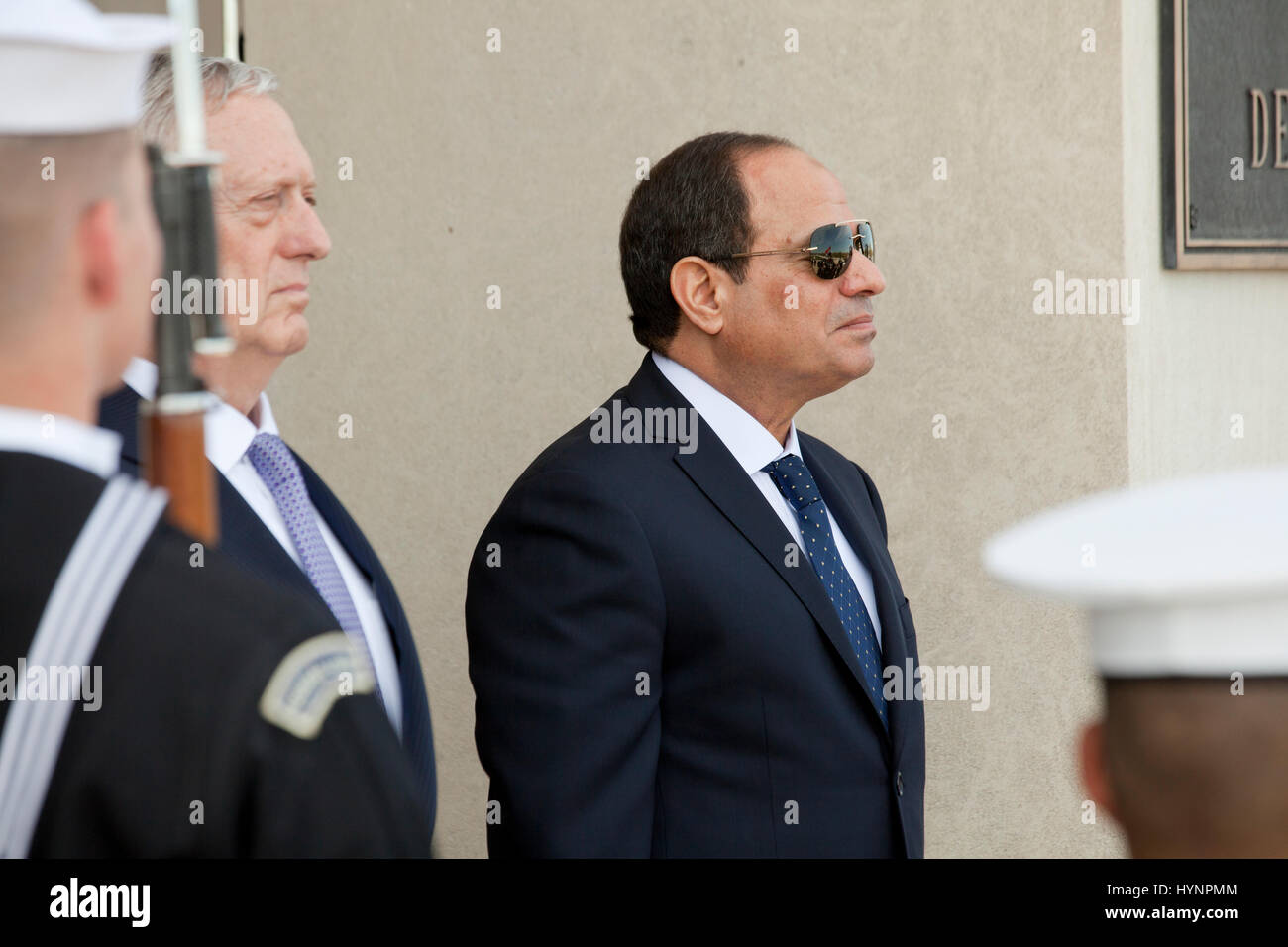 Avril 05, 2017, Washington, DC USA : Secrétaire de la défense de l'Égypte se félicite Jim Mattis président, Son Excellence Abdel Fattah al-Sisi, pour le pentagone.Credit : B Christopher/Alamy Live News Banque D'Images