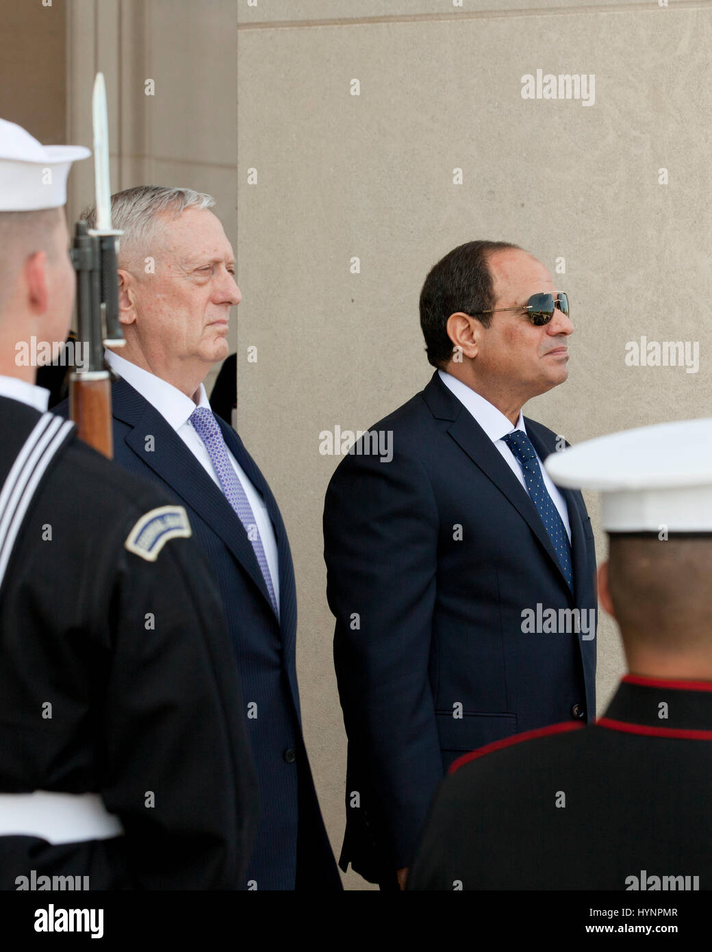 Avril 05, 2017, Washington, DC USA : Secrétaire de la défense de l'Égypte se félicite Jim Mattis président, Son Excellence Abdel Fattah al-Sisi, pour le pentagone.Credit : B Christopher/Alamy Live News Banque D'Images
