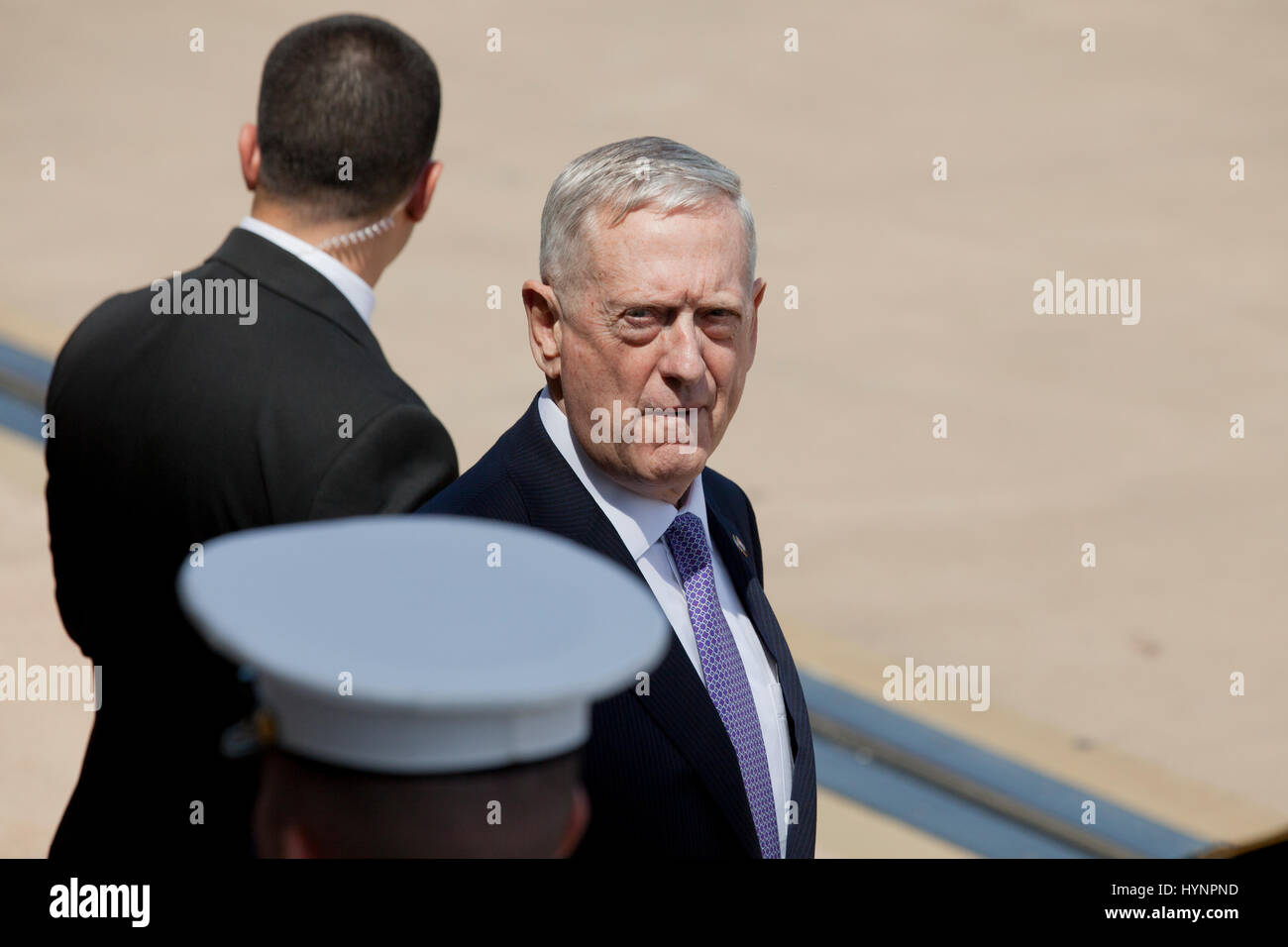 Avril 05, 2017, Washington, DC USA : Secrétaire de la défense de l'Égypte se félicite Jim Mattis président, Son Excellence Abdel Fattah al-Sisi, pour le pentagone.Credit : B Christopher/Alamy Live News Banque D'Images