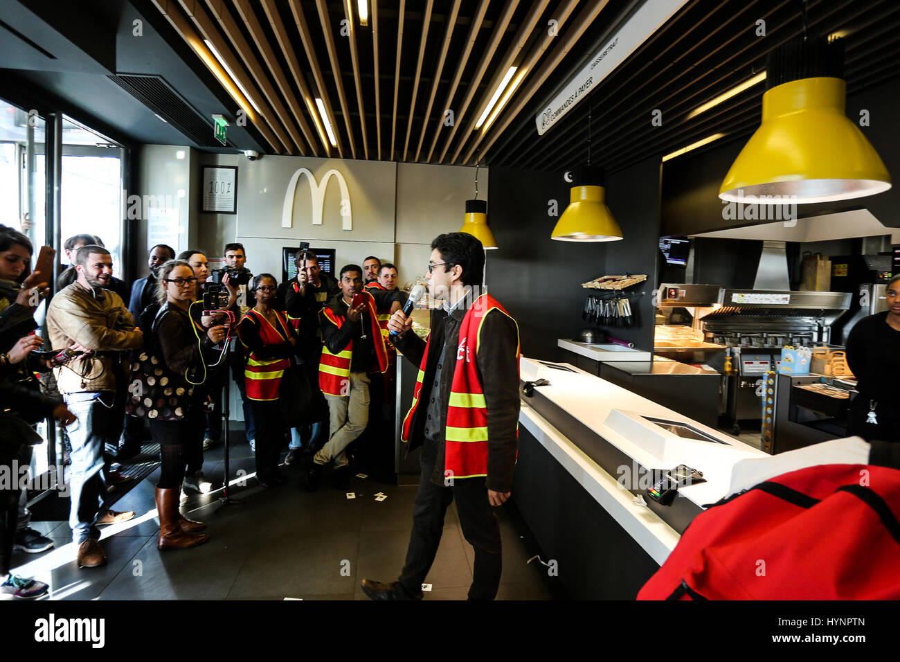 paris france le 05 avr 2017 paris nouveau restaurant mcdonald s blocage crook cdo doivent partager l ordure quelques 50 personnes ont bloque mercredi un mcdonald s de la porte maillot pour exiger