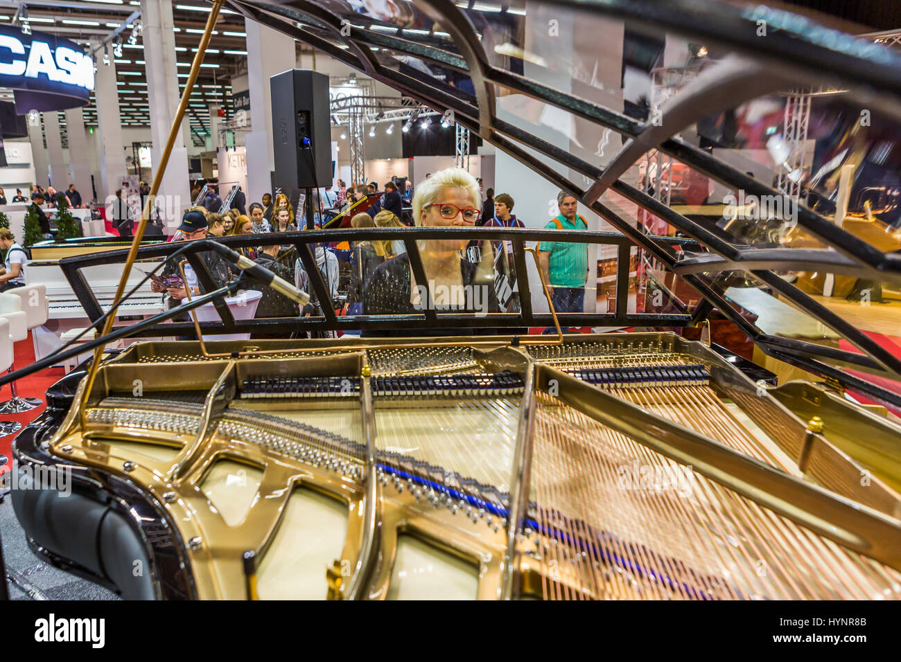 Francfort-sur-le-main, Allemagne. 5 avril 2017. Le pianiste Anja Halefeldt joue un Grand Piano de conception spéciale, pH Grand par Poul Henningsen (Design 1931, Danemark) du fabricant de piano Blüthner (Allemagne). Il s'agit d'une réplique/reproduction du design original de Henningsen. Le Musikmesse Frankfurt est le salon international des instruments de musique, de la musique de fond, de la production musicale et du marketing. Crédit: Christian Lademann Banque D'Images