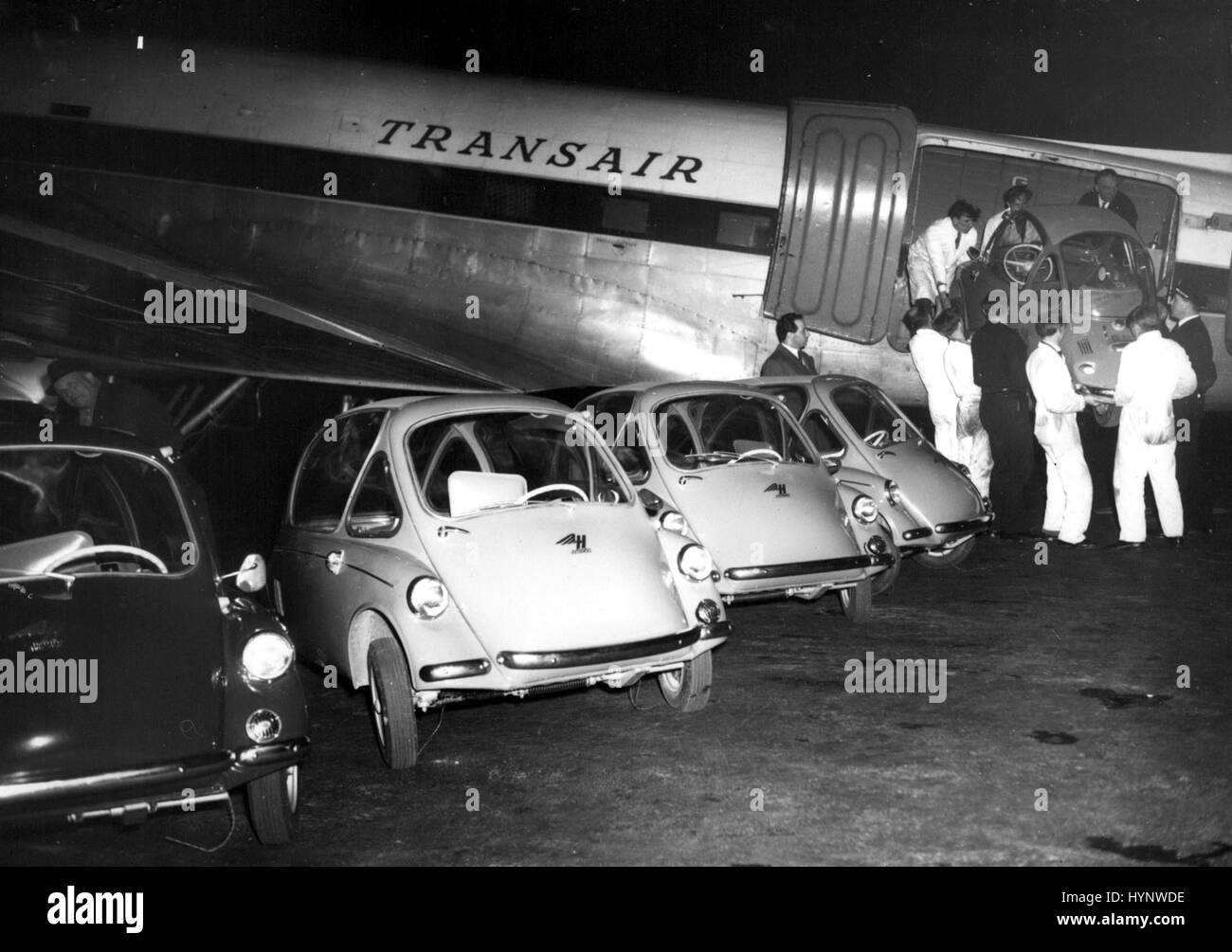 01 janvier 1957 - 100 Miles par heure. Par AVION DE VOITURES ALLEMAGNE : le premier lot de 100 miles par heure. Heinkel trois voitures de la roue d'être transporté à ce pays - dans le cadre de l'augmentation des exportations allemandes - est arrivé à l'aéroport de Croydon aujourd'hui. Les nouveaux sièges de voiture deux enfants et deux adultes - et les coûts &pound;398. Les contrats sont en cours de préparation pour les voitures d'être fabriqués dans ce pays. Photo : Keystone montre- Certains des machines alignées dont une autre est déchargé de l'avion à Croydon cet après-midi. (Crédit Image : © Keystone Press Agency/Keystone USA par ZUMAPRESS.com) Banque D'Images