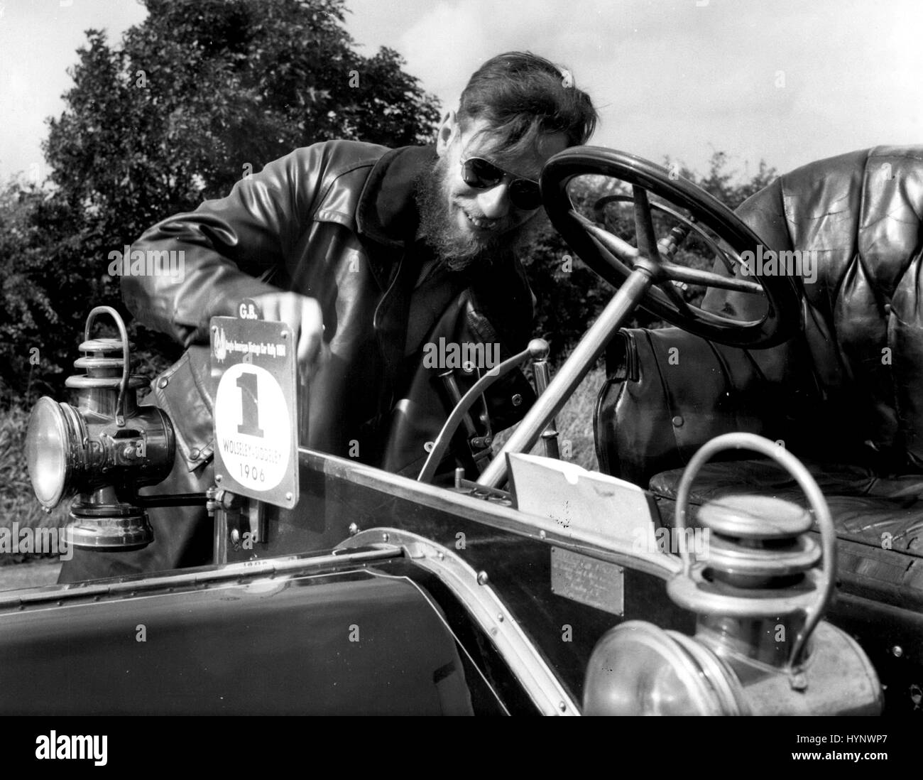 1972 - Vincent Barbu Rawlings, co-pilote de la Wolseley 1906 - Siddeley qui est maintenant à la toute première voiture Vintage anglo-rallye, la pompe quand la pression du moteur s'est bas sur l'exécuter à partir de Sulgrave dans Oxford. Le rallye a pris dix équipes de British American vintage et dix voitures par certains des plus beaux paysages de la Grande-Bretagne depuis le début du rallye de la capitale écossaise d'Édimbourg, le 4 septembre. Il se termine à la motor-racing circuit de Goodwood dans le Sussex, le 11 septembre, lorsque les voitures, plusieurs d'entre eux 1906 vintage, va passer par des tests difficiles Banque D'Images