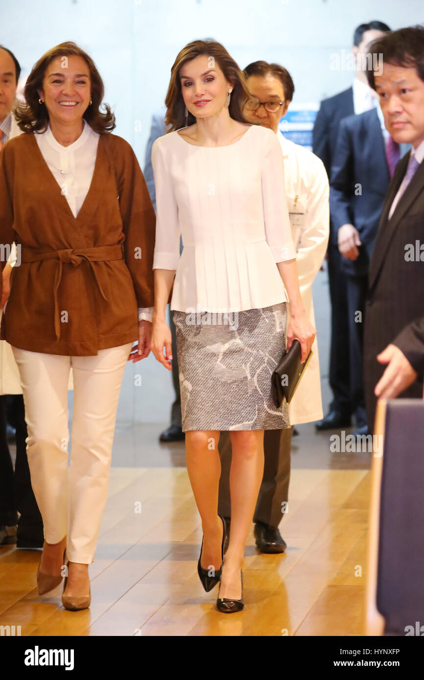 Tokyo, Japon. 06 avril 2017. Reine Letizia d'Espagne visite le Centre de génétique médicale, Faculté de médecine de l'Université Keio à Tokyo, Japon, le 6 avril 2017. Le roi Felipe VI et La Reine Letizia sont visiter le Japon du 4 avril au 7 avril 2017. C'est la première visite du roi en Asie depuis son accession au trône en 2014. Credit : AFLO/Alamy Live News Banque D'Images