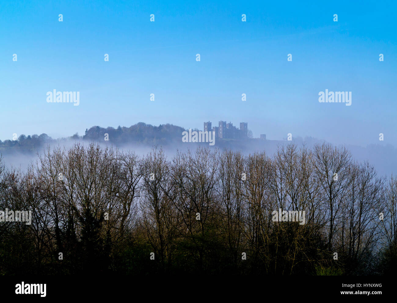 Matlock, au Royaume-Uni. 6ème apr 2017. Brume matinale ci-dessous Riber Château près de Matlock Derbyshire Peak District dans le Royaume-Uni. La prévision est de plus sec et par temps clair tout au long de la semaine. Crédit : Robert Morris/Alamy Live News Banque D'Images